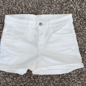 White size 6 H&M shorts never worn!!